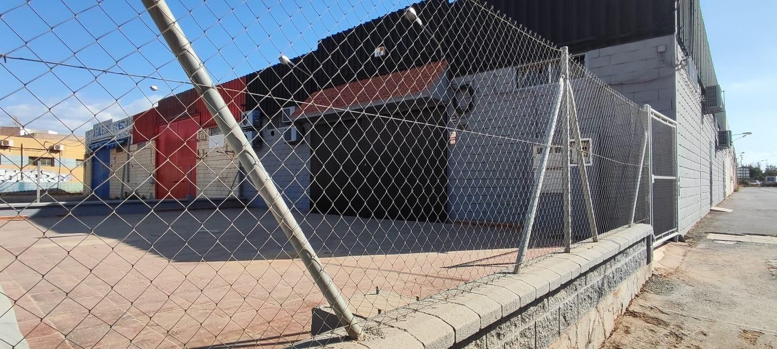 Aparcament de Nau industrial en venda en  Almería Capital