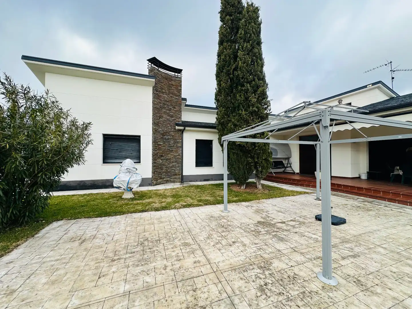 Vista exterior de Casa o chalet en venta en Mojados con Calefacción, Jardín privado y Terraza