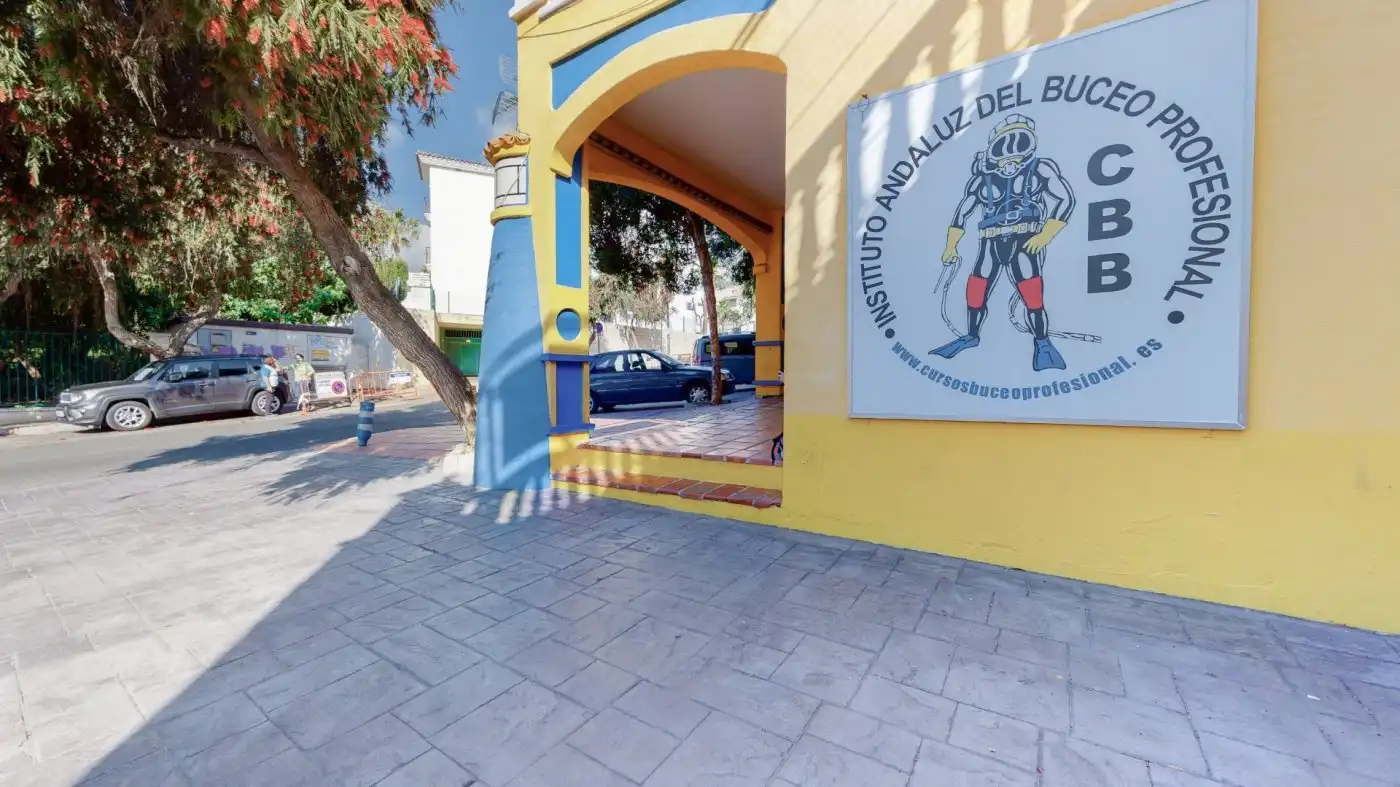 Vista exterior de Local en venda en Benalmádena amb Aire condicionat