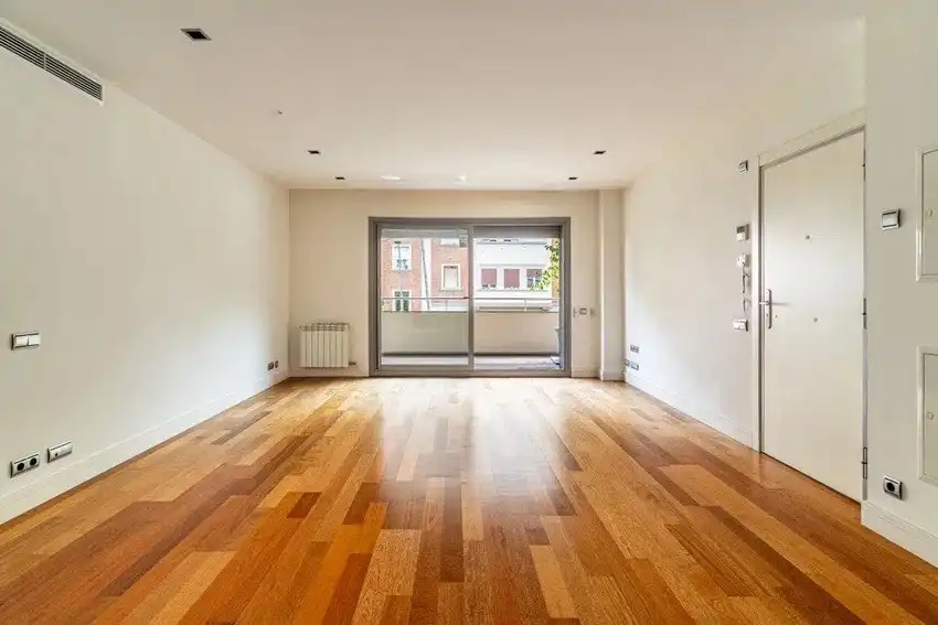 Wohnzimmer von Wohnungen zum Verkauf in  Barcelona Capital mit Klimaanlage, Parkett und Terrasse