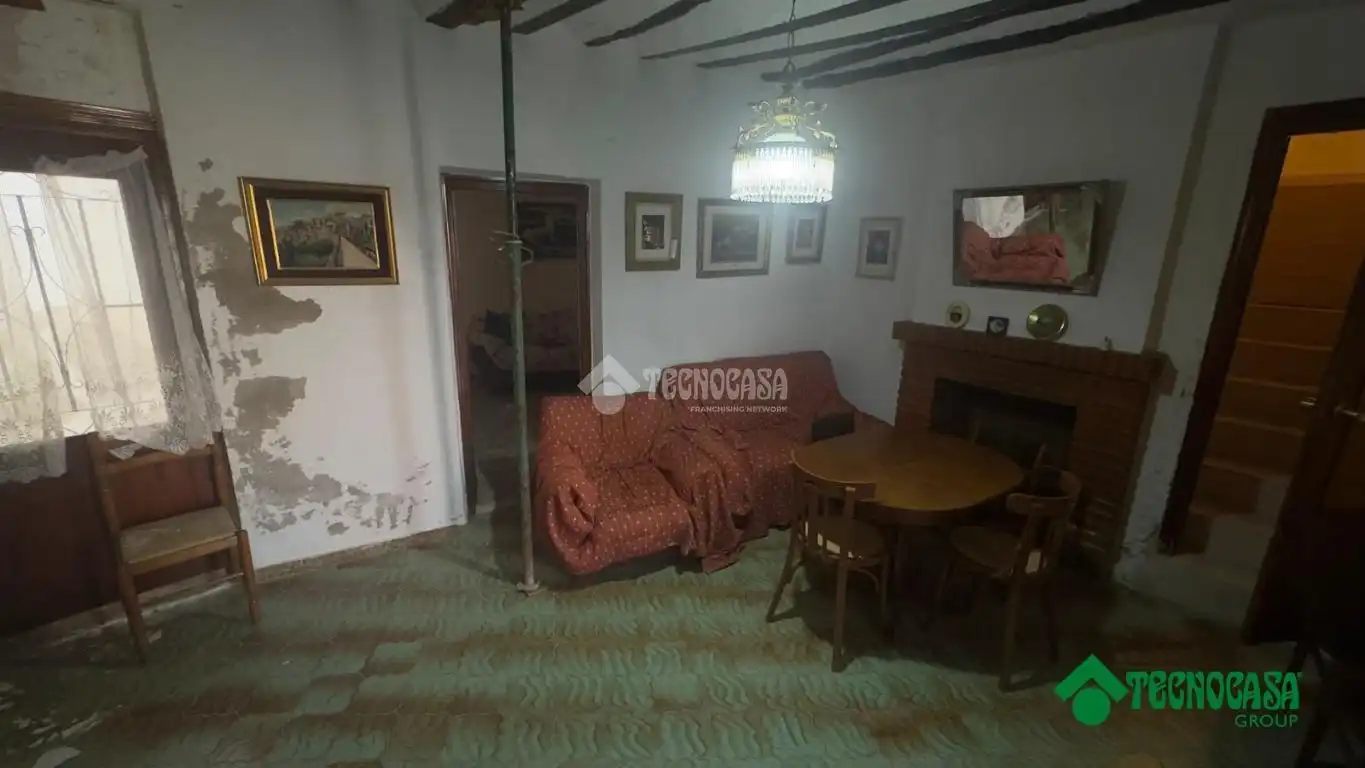 Casa adosada en venda a C. Constantino Alhambra, Villarejo de Fuentes