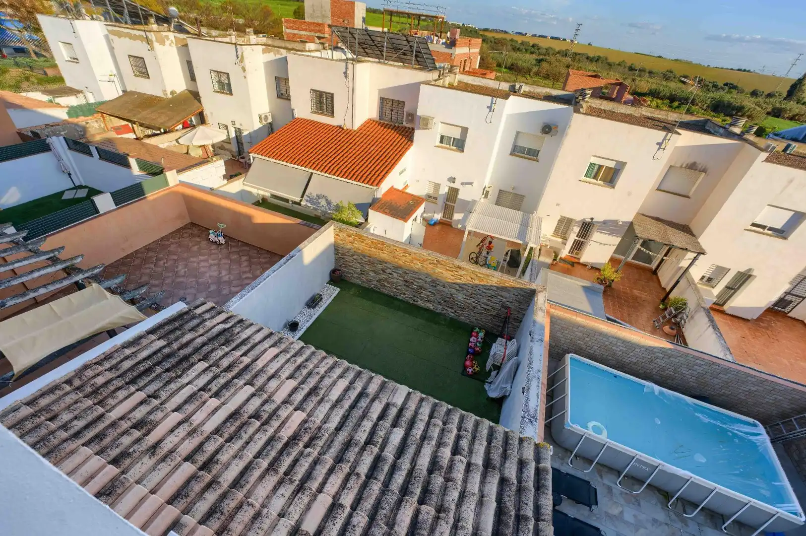 Vista exterior de Casa adosada en venta en Bormujos con Aire acondicionado, Jardín privado y Terraza