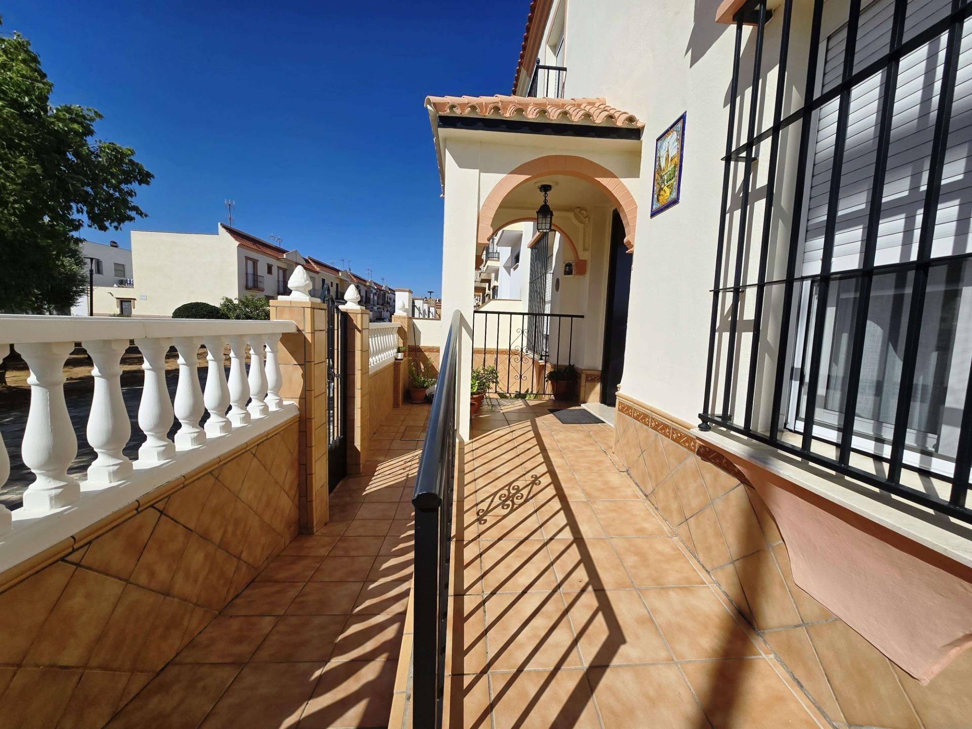 Vista exterior de Casa adosada en venda en Bormujos amb Aire condicionat i Terrassa