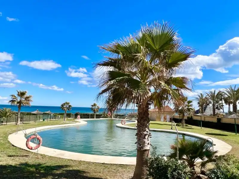 Schwimmbecken von Einfamilien-Reihenhaus zum Verkauf in Manilva mit Klimaanlage, Terrasse und Schwimmbad