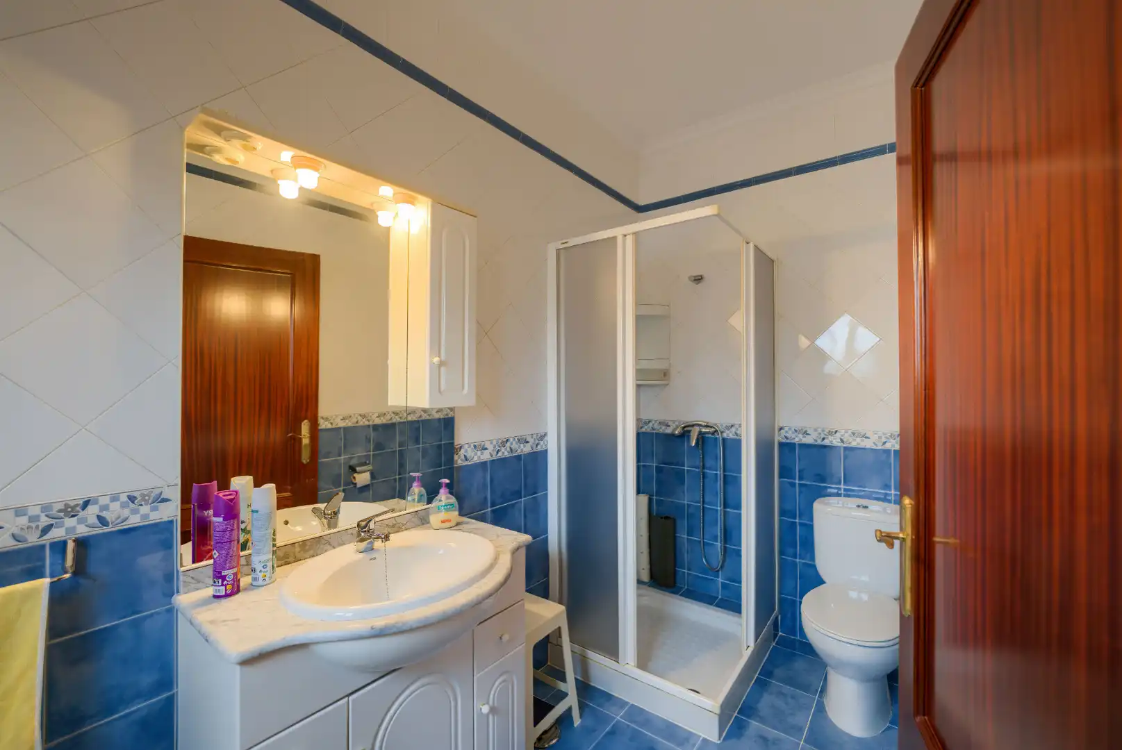 Baño de Casa adosada en venta en Mairena del Aljarafe con Aire acondicionado, Calefacción y Jardín privado