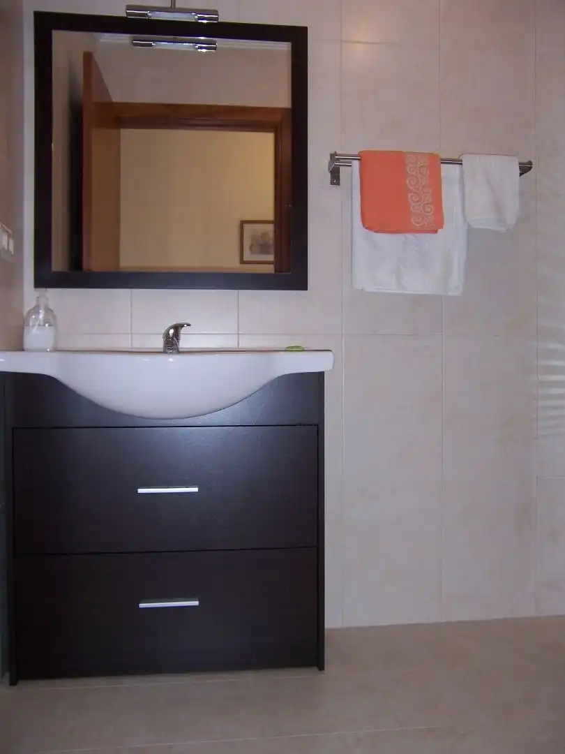 Baño de Apartamento de alquiler en Cariño con Calefacción, Parquet y Terraza