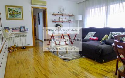 Living room of Flat for sale in Cerdanyola del Vallès  with Air Conditioner, Heating and Furnished