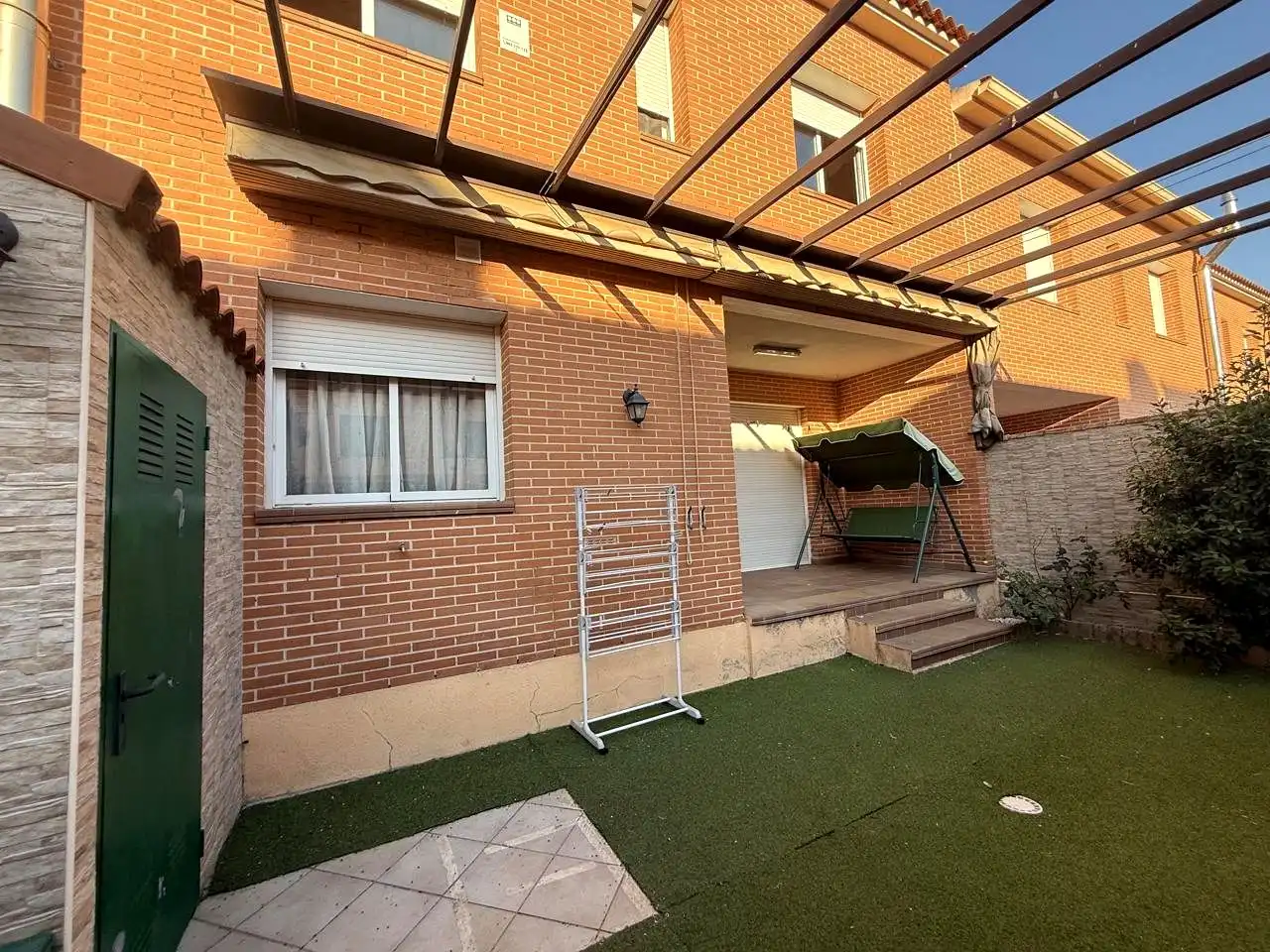 Vista exterior de Casa adosada en venda en Camarena amb Calefacció, Jardí privat i Terrassa