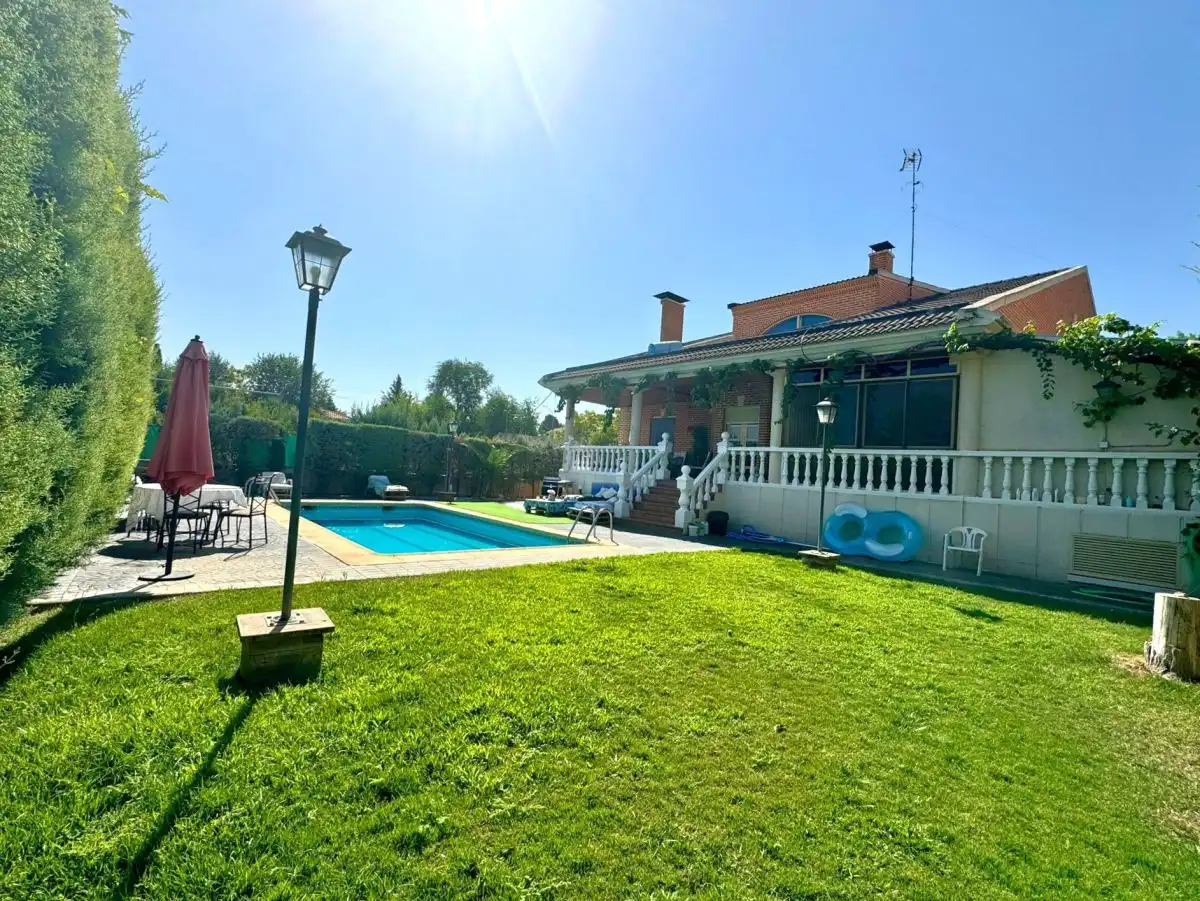 Detached house with pool for sale in Valdepeñas