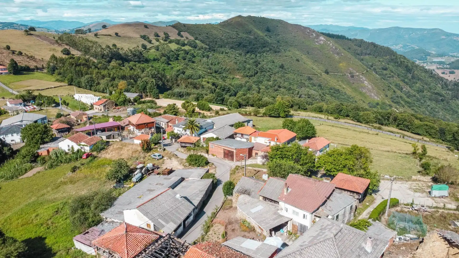 Vista exterior de Casa o xalet en venda en Valdés - Luarca amb Calefacció, Jardí privat i Terrassa