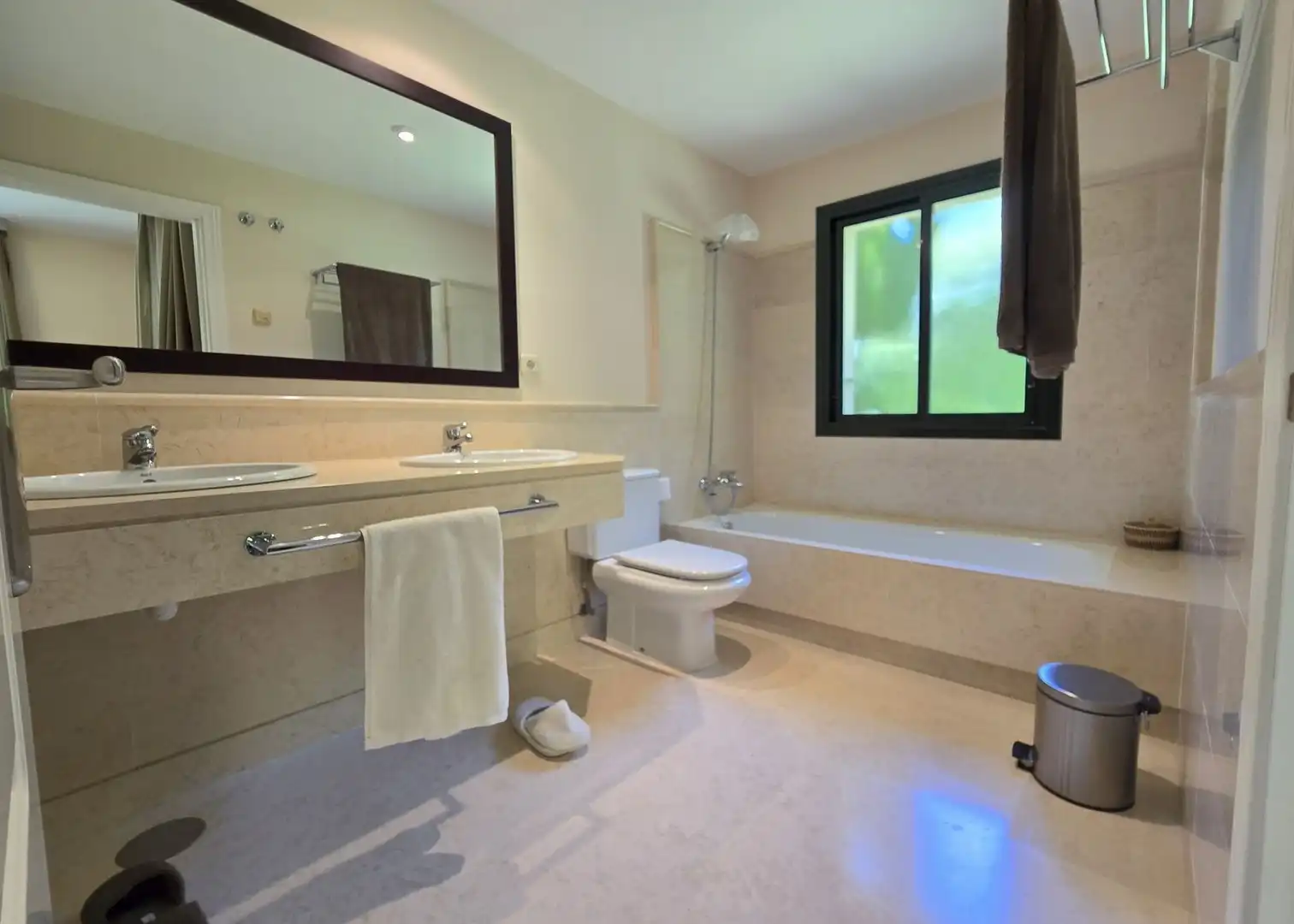 Bathroom of Flat for sale in Benahavís  with Air Conditioner, Furnished and TV