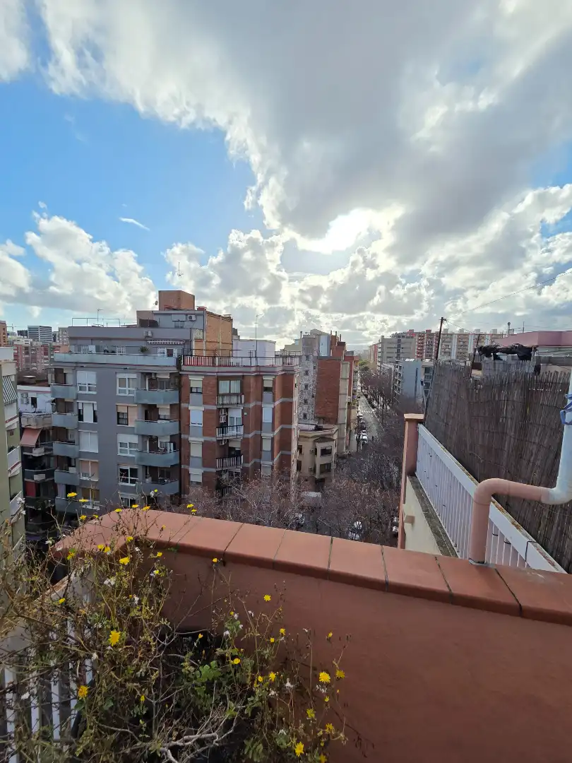 Vista exterior de Ático en venta en L'Hospitalet de Llobregat con Aire acondicionado y Terraza
