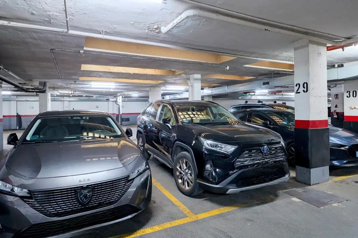 Parkplatz von Wohnung zum Verkauf in Madrid mit Klimaanlage, Heizung und Privatgarten