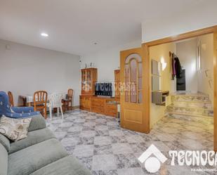 Sala d'estar de Casa adosada en venda en  Barcelona Capital amb Terrassa