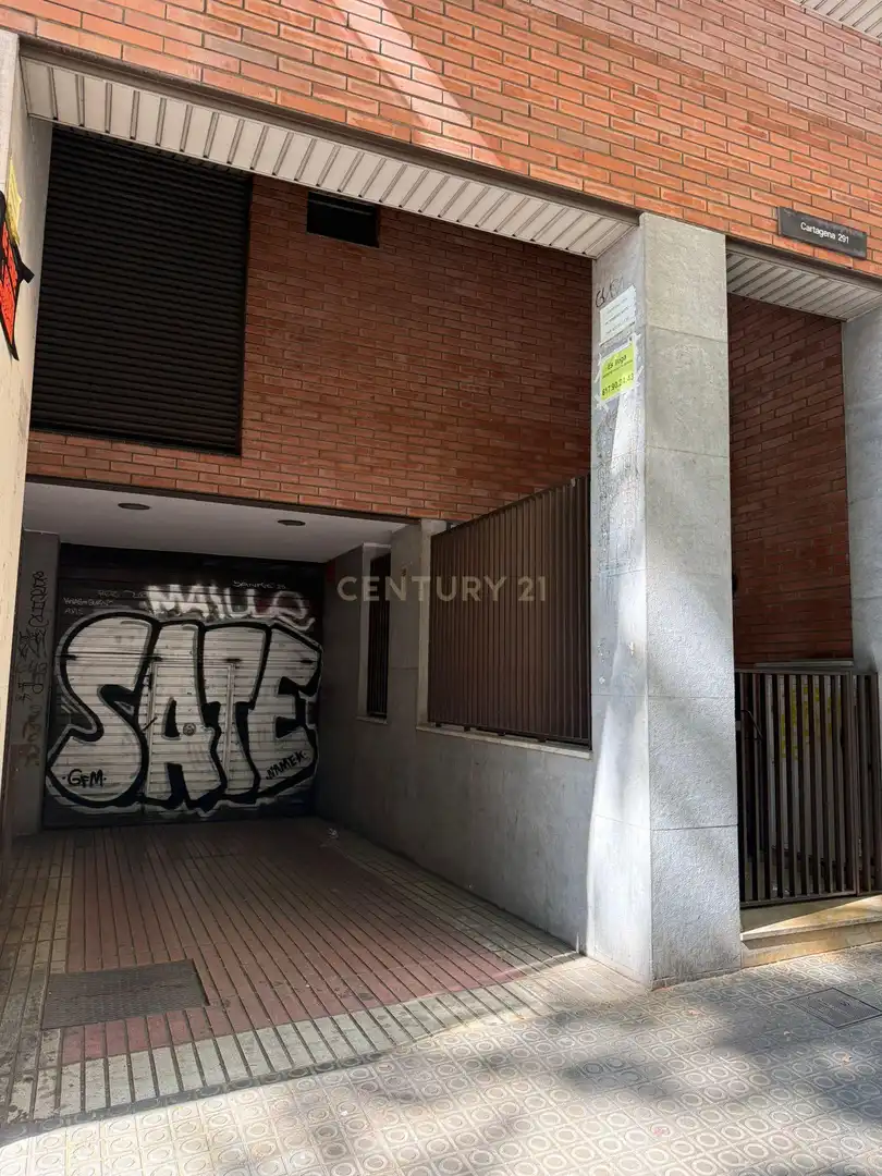 Außenansicht von Garage zum Verkauf in Barcelona