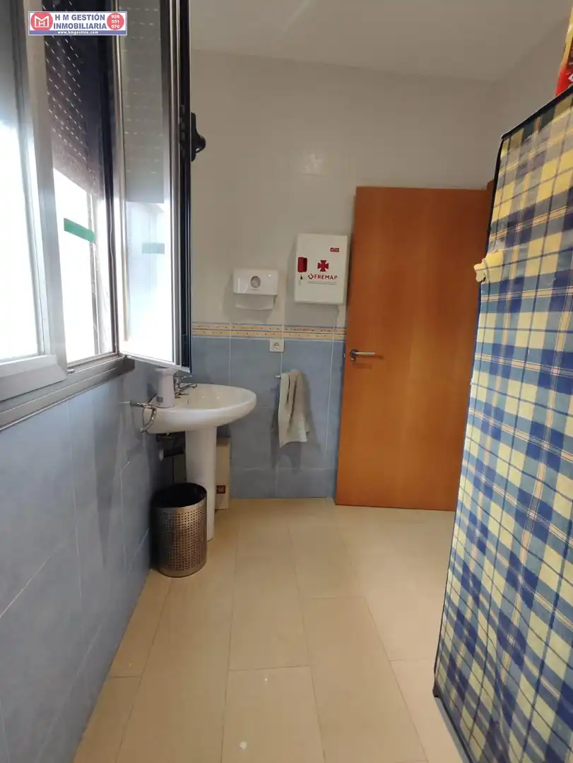 Badezimmer von Büro zum Verkauf in Alcázar de San Juan mit Klimaanlage, Terrasse und Möbliert
