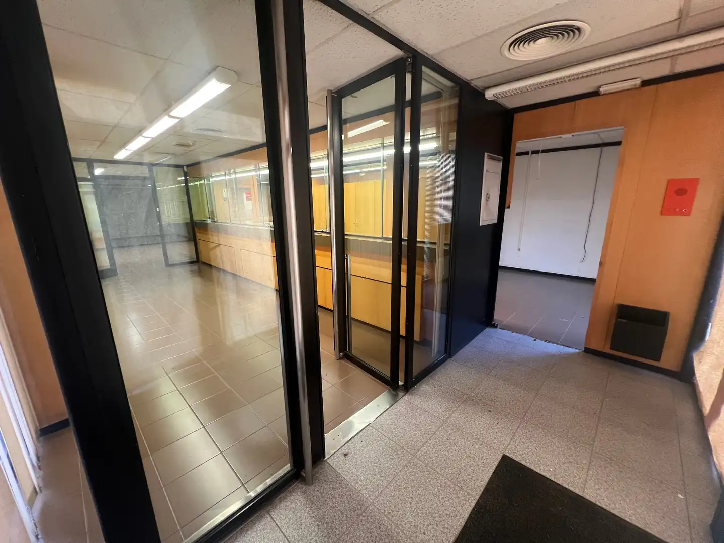 Commercial properties for rent in Cervera  with Air Conditioner, Heating and Furnished