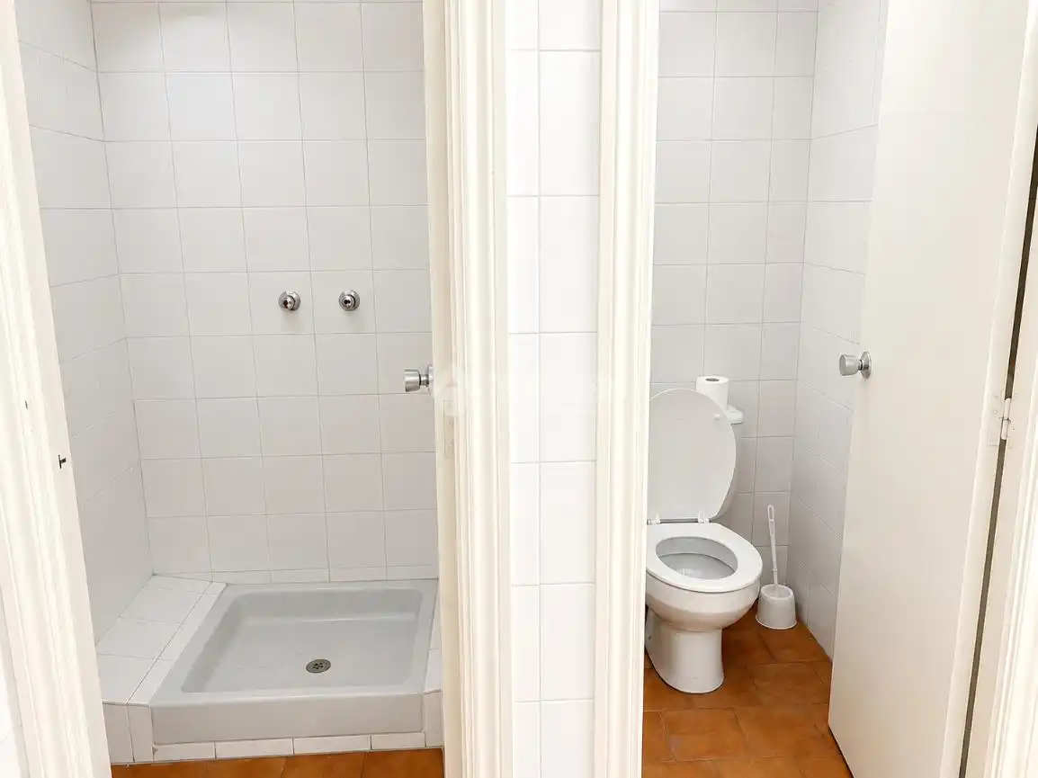 Baño de Local de alquiler en Madrid con Aire acondicionado y Calefacción