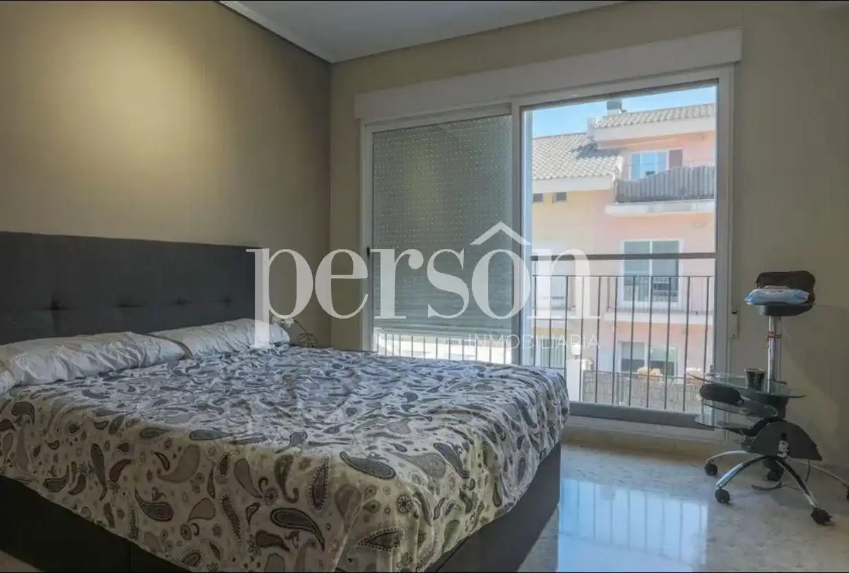 Schlafzimmer von Einfamilien-Reihenhaus zum Verkauf in Moncada mit Klimaanlage, Privatgarten und Terrasse