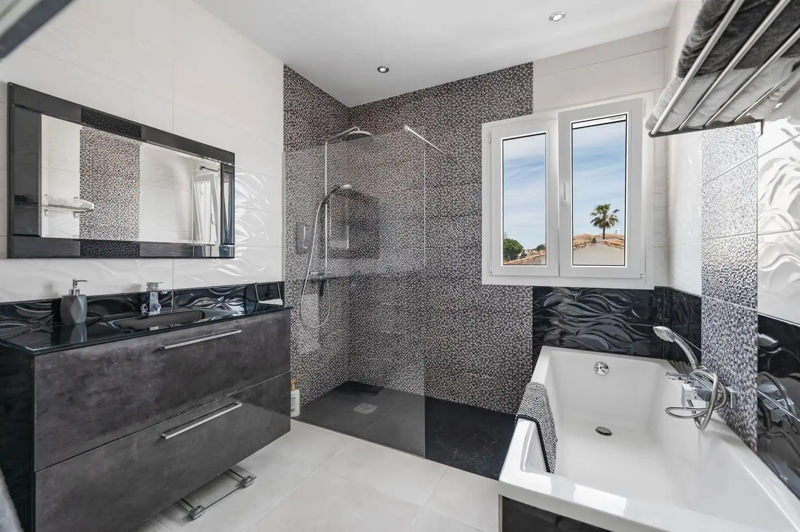 Bathroom of Houses for sale in Estepona  with Air Conditioner, Private garden and Terrace