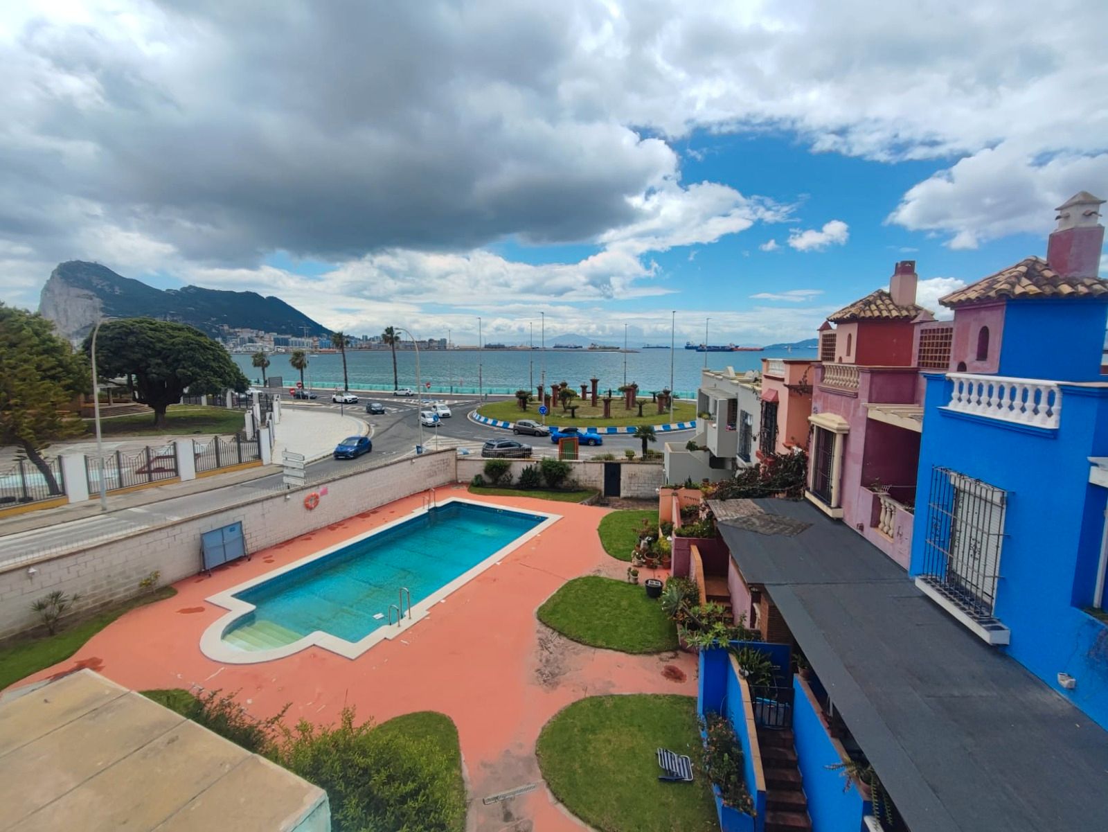 Vista exterior de Apartament en venda en La Línea de la Concepción amb Terrassa, Forn i Rentadora