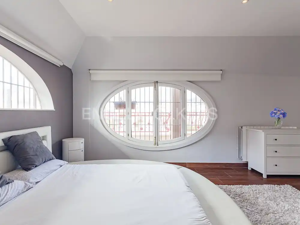 Schlafzimmer von Dachboden zum Verkauf in Barcelona mit Klimaanlage, Heizung und Terrasse