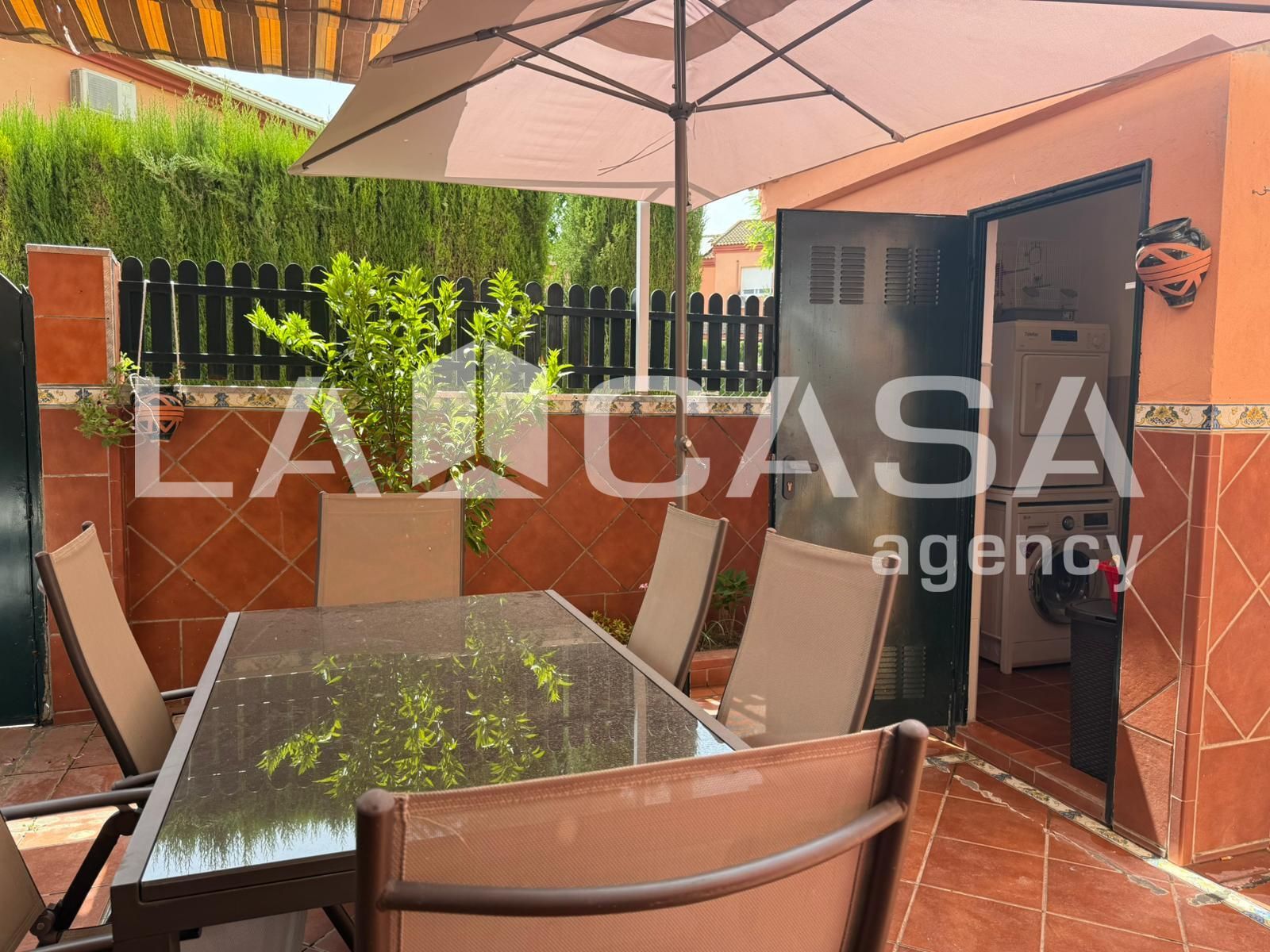 Terrassa de Casa adosada en venda en Montequinto amb Aire condicionat i Piscina