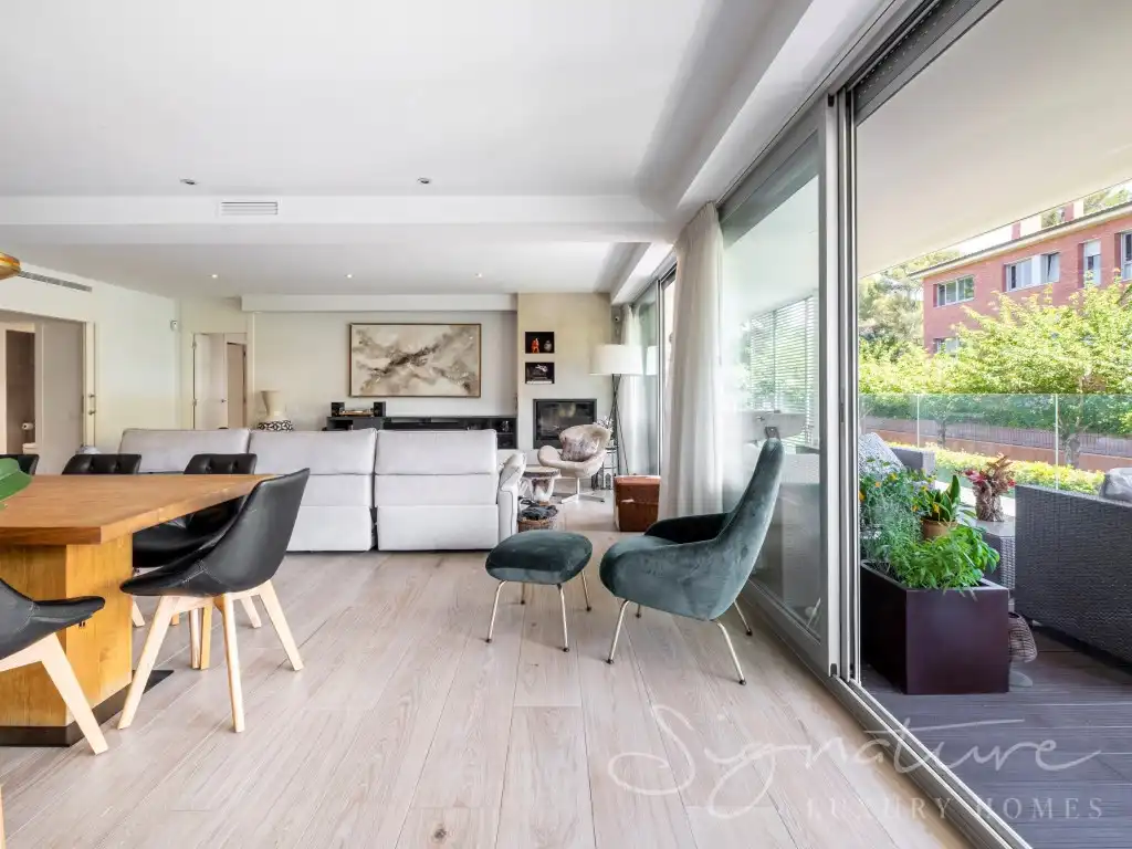 Sala d'estar de Pis en venda en Sant Cugat del Vallès amb Jardí privat, Piscina i Balcó