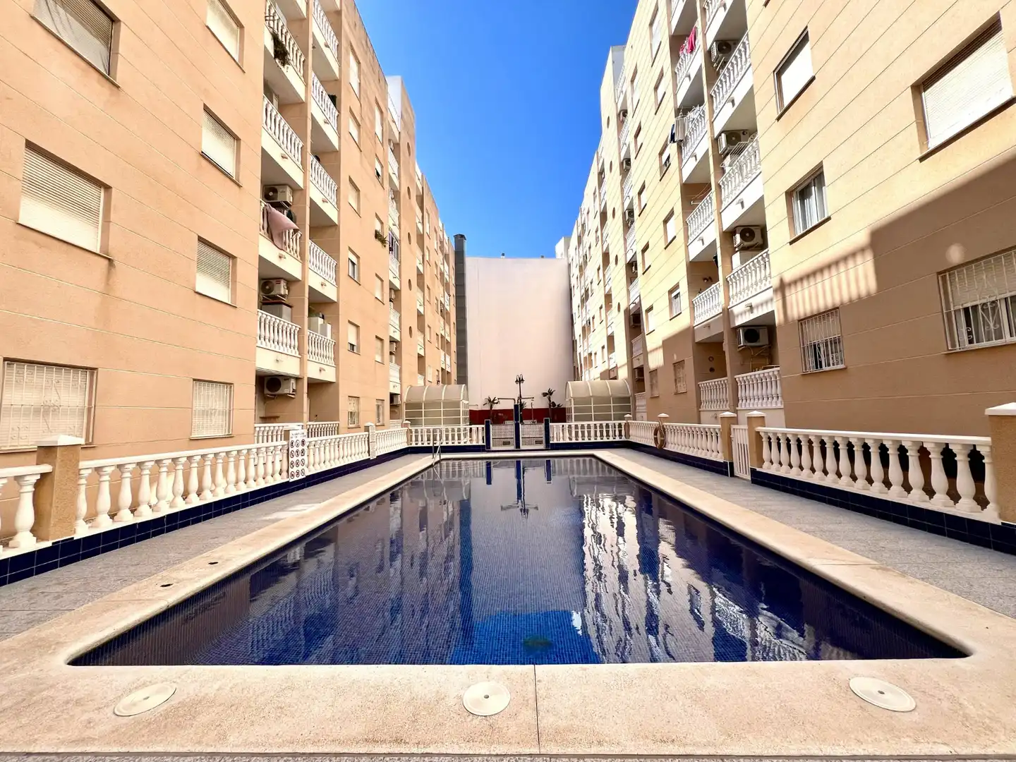 Piscina de Pis en venda en Torrevieja amb Moblat