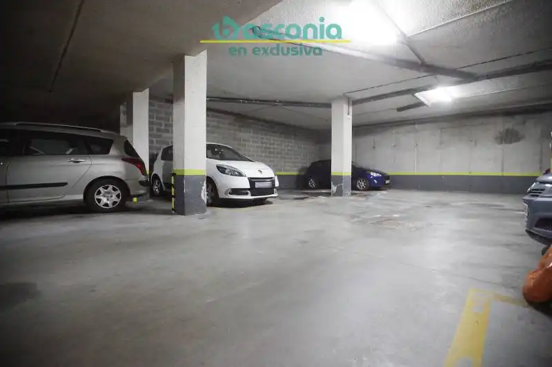 Aparcament de Pis en venda en Basauri  amb Calefacció, Traster i Moblat