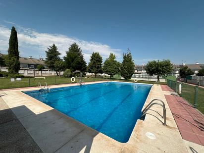 Piscina de Casa o xalet en venda en Parla amb Aire condicionat, Calefacció i Jardí privat