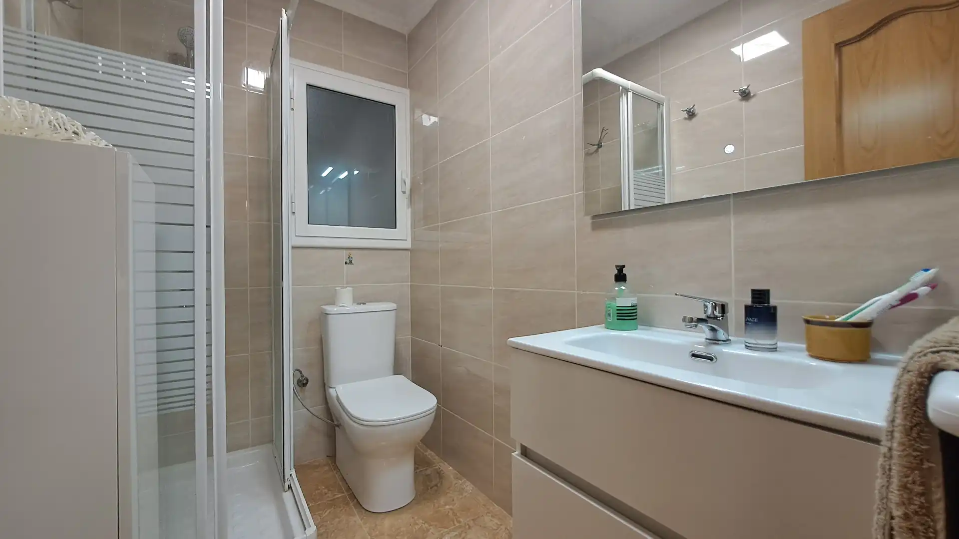 Badezimmer von Wohnung zum Verkauf in Tarragona mit Klimaanlage und Ofen