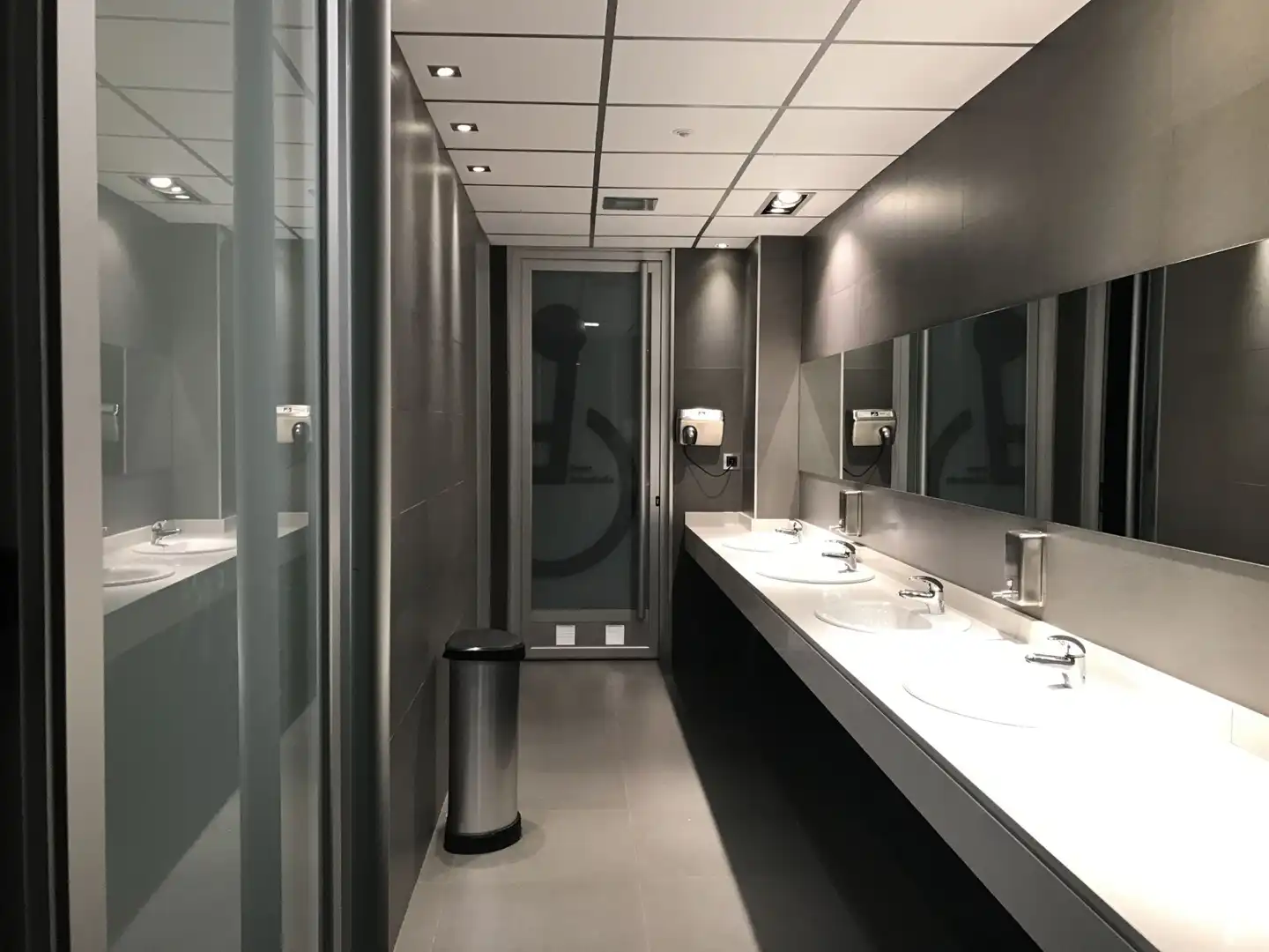 Badezimmer von Büro zur Miete in Roquetas de Mar mit Klimaanlage, Heizung und Abstellraum