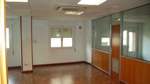 Estupenda oficina, 154 m2, gran estancia 4/5 puestos, despacho dirección y otro normal, 2 aseos, archivo... Aire frío/calor, tarim, imatge 2