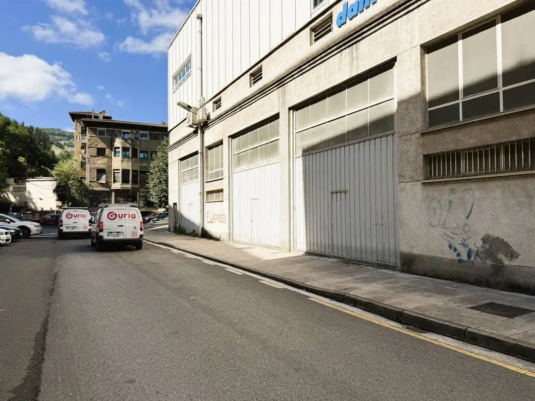 Vista exterior de Nau industrial en venda en Eibar