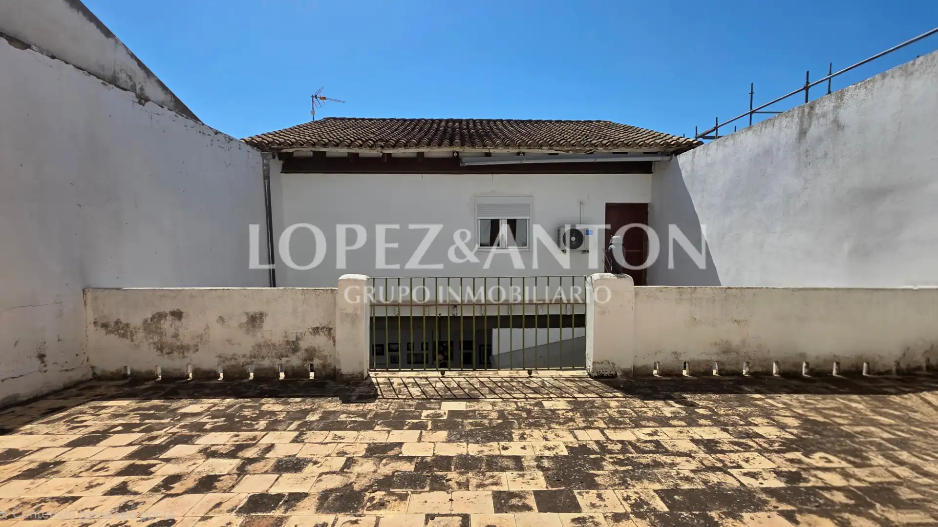 Exterior view of Detached homes for sale in La Pobla de Vallbona  with Air Conditioner, Terrace and Swimming Pool