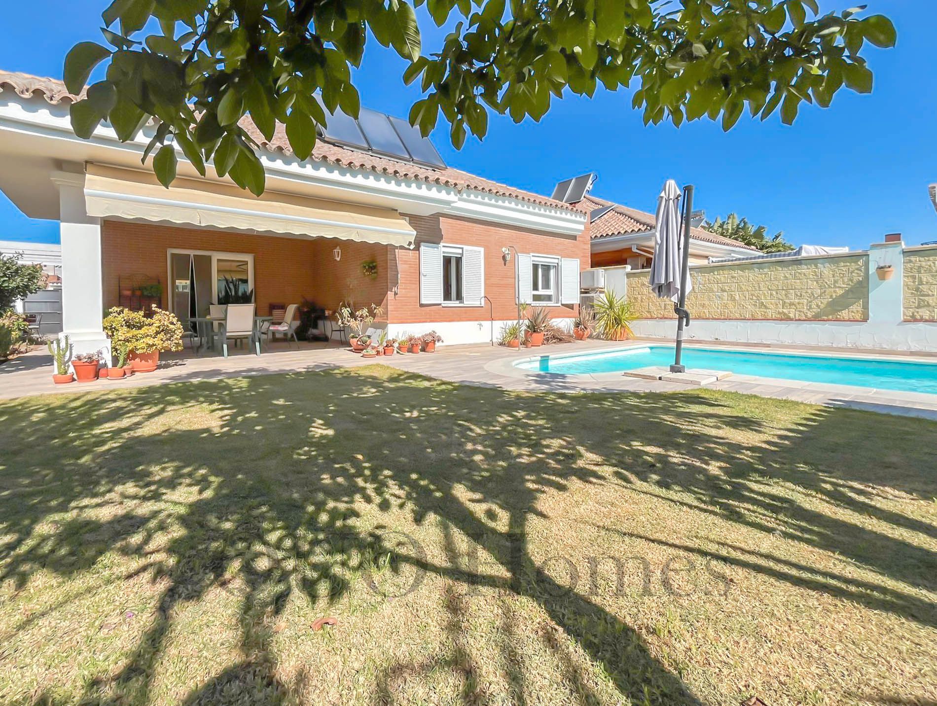 Vista exterior de Casa o xalet en venda en Jerez de la Frontera amb Aire condicionat, Jardí privat i Traster