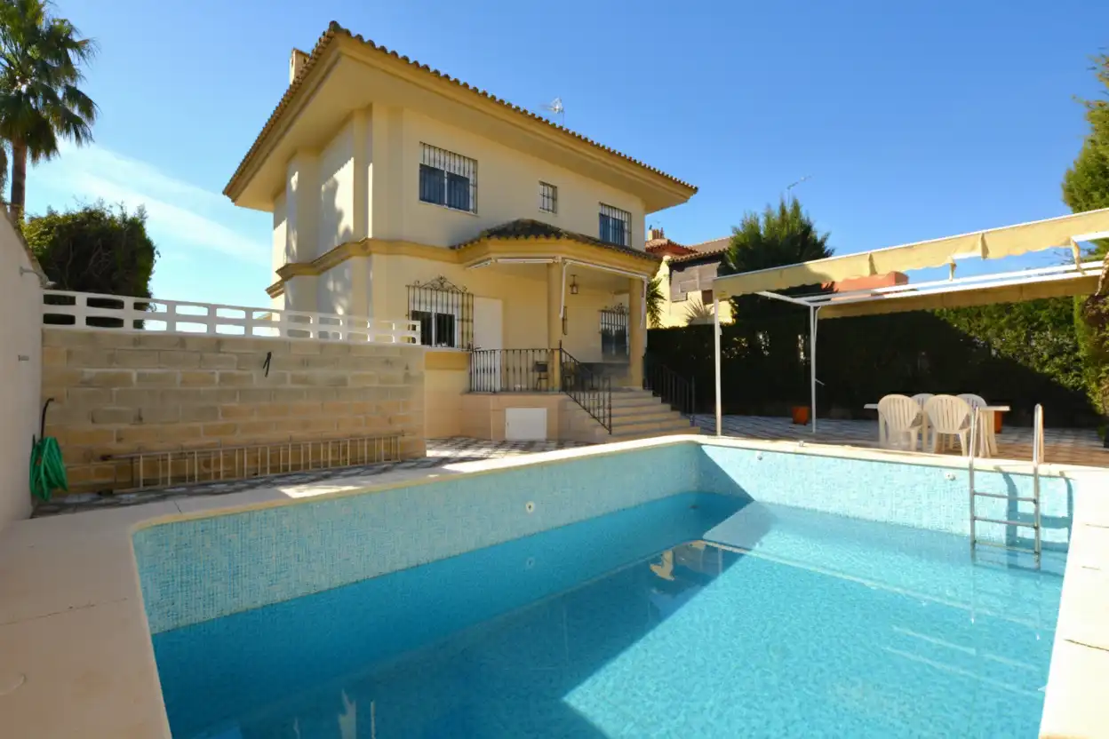 Vista exterior de Casa o chalet en venta en Valencina de la Concepción con Calefacción, Jardín privado y Trastero