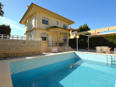 Villa avec piscine à vendre à Calle Martinete 10