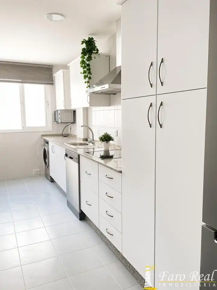 Cuina de Apartament en venda en Sanlúcar de Barrameda amb Traster i Moblat