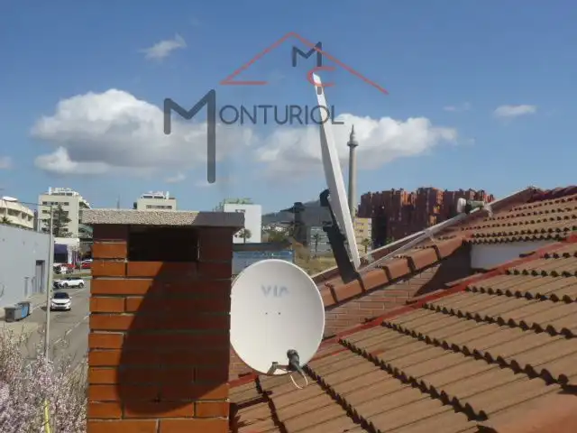 Vista exterior de Casa adosada en venda en Sant Joan Despí amb Aire condicionat, Calefacció i Jardí privat