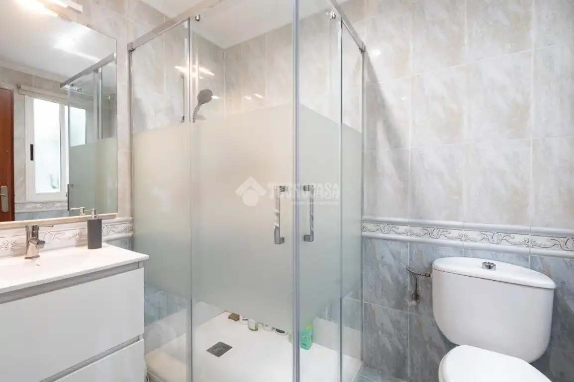 Bathroom of Houses for sale in Valencia  with Air Conditioner, Terrace and Balcony