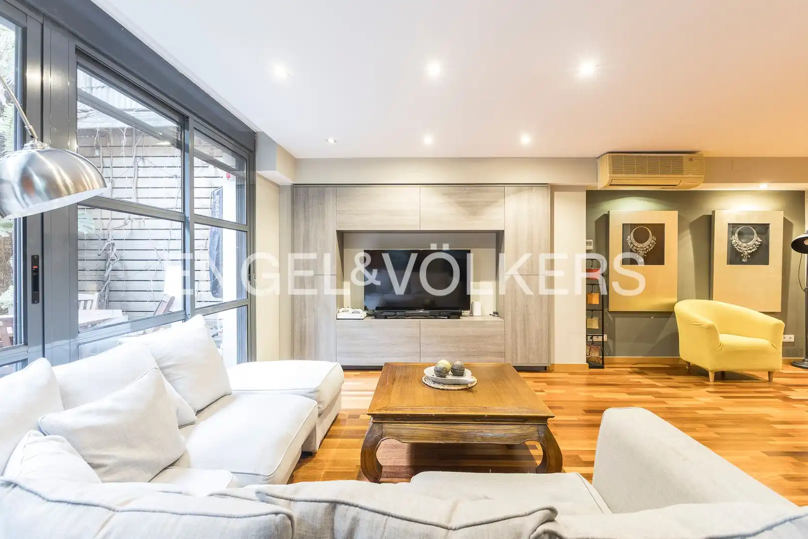 Living room of Duplexes for sale in Barcelona  with Heating, Parquet flooring and Furnished