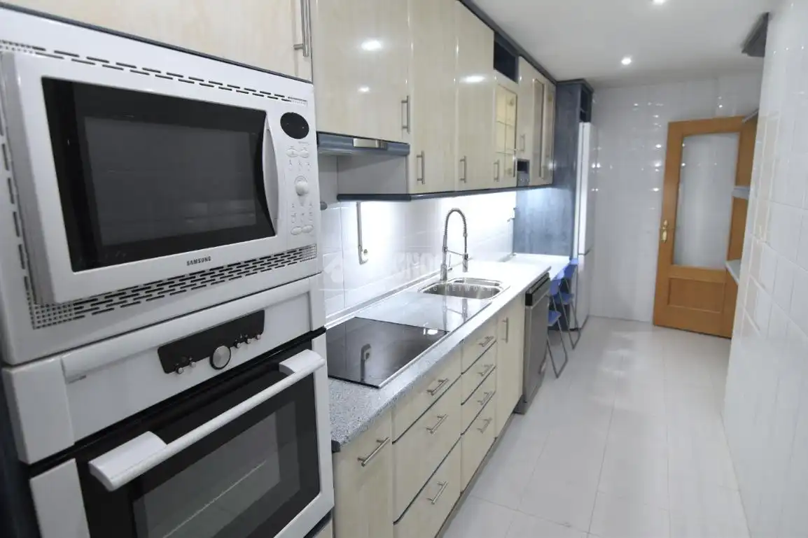 Cocina de Piso en venta en Boadilla del Monte con Jardín privado