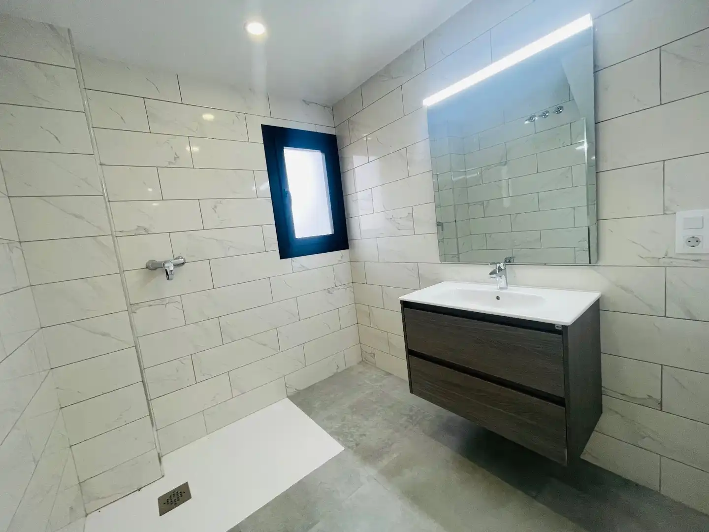 Badezimmer von Maisonette zum Verkauf in Roses mit Klimaanlage, Heizung und Terrasse