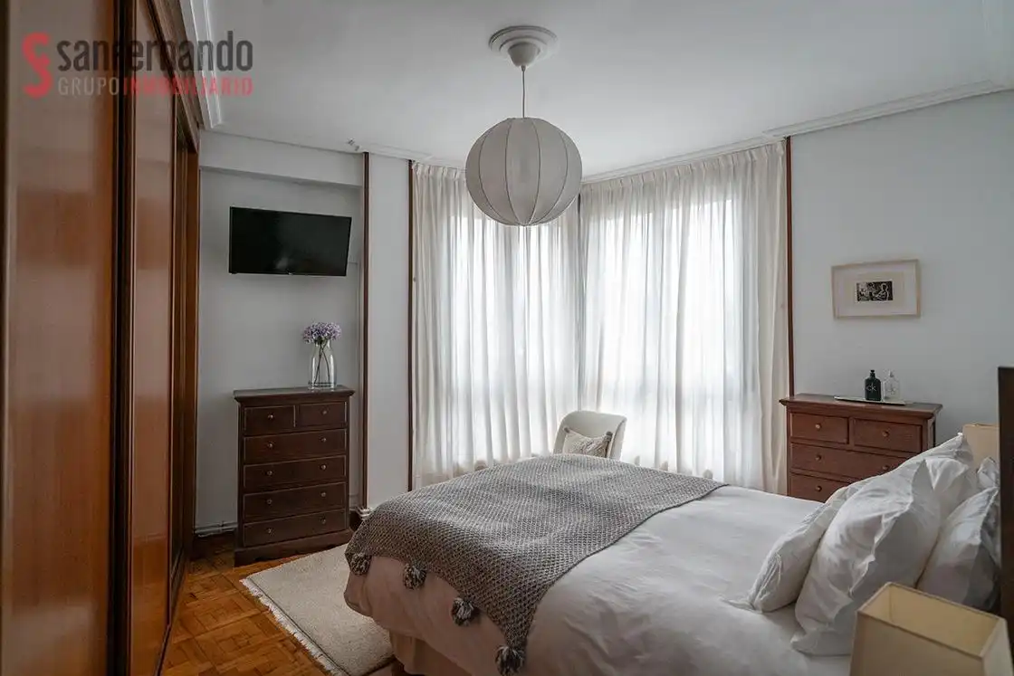 Dormitori de Pis en venda en Torrelavega  amb Calefacció, Parquet i Balcó