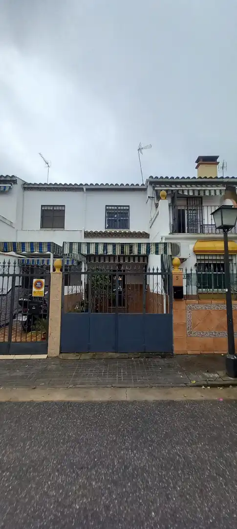 Vista exterior de Casa adosada en venta en Mairena del Aljarafe con Aire acondicionado, Calefacción y Terraza