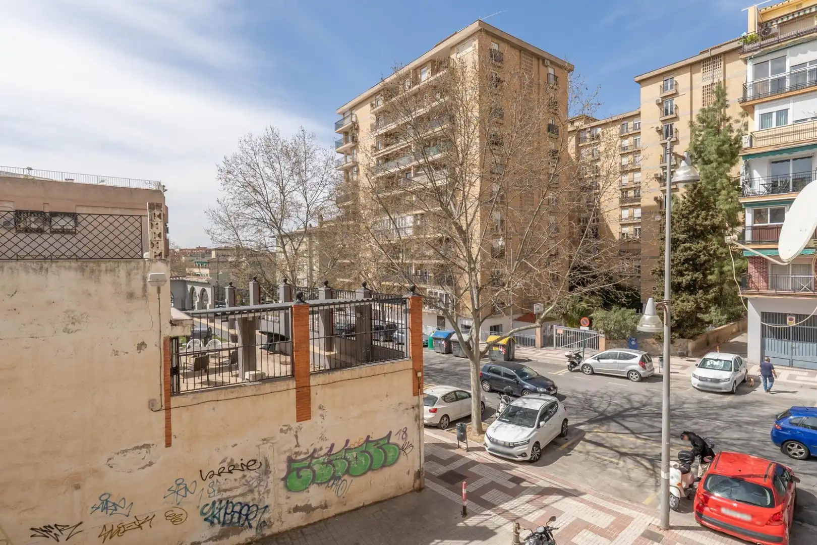 Vista exterior de Pis en venda en Granada amb Aire condicionat i Balcó