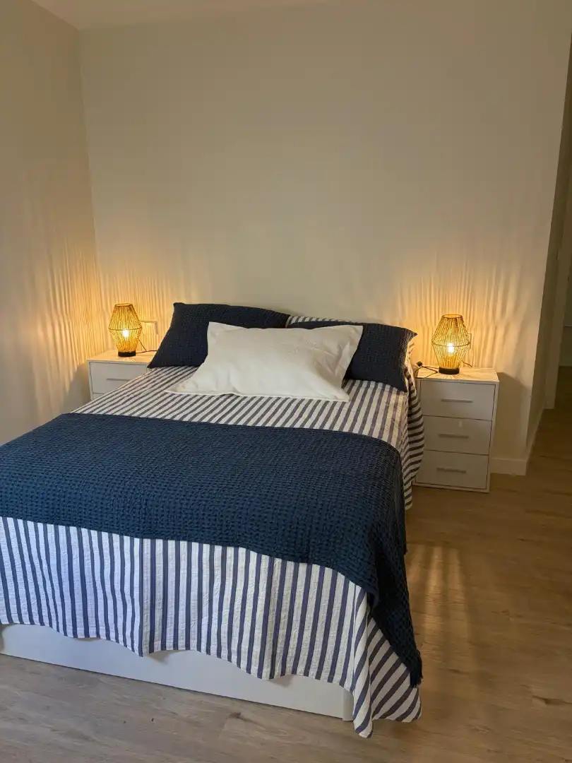 Schlafzimmer von Wohnungen zur Miete in Cangas  mit Möbliert, Ofen und Waschmaschine