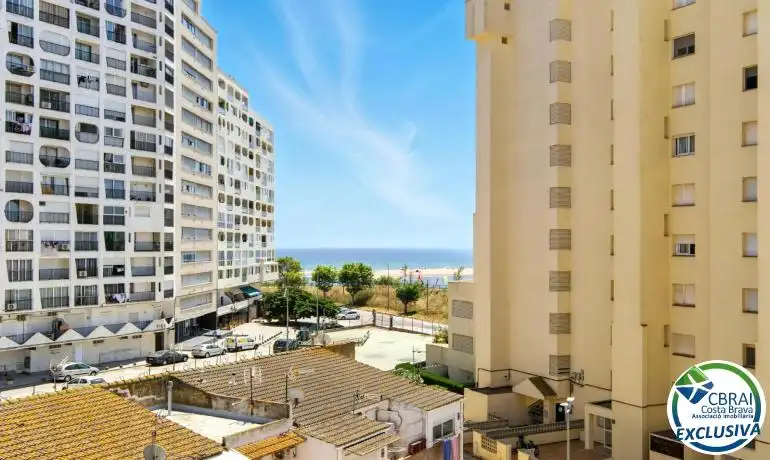 Vista exterior de Àtic en venda en Empuriabrava amb Calefacció, Jardí privat i Moblat